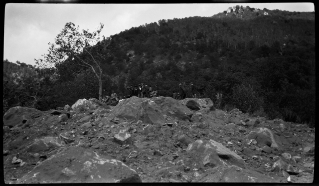 Uomini sul ciglio di una scarpata