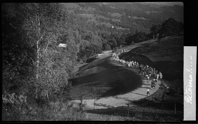 Gruppo di persone sulla strada tra Gola di Lago e Tesserete
