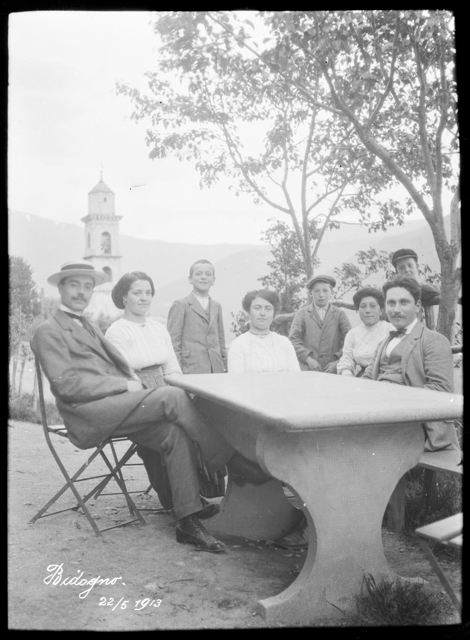 Gruppo in posa attorno ad un tavolo a Bidogno