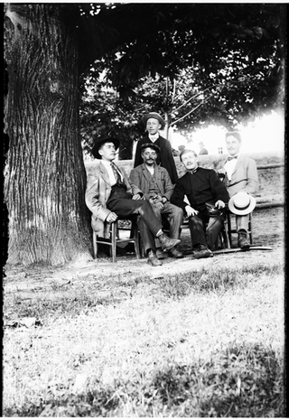 Uomini in posa sotto ad un albero