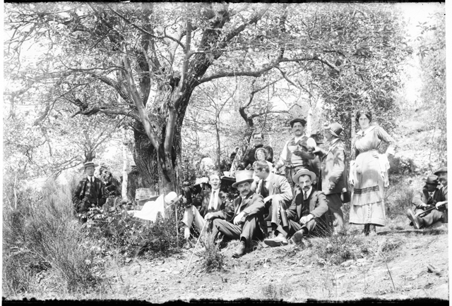 Gruppo di persone in festa a San Bernardo a Comano