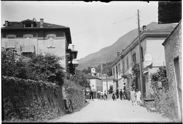 Gruppo di persone su via Luigi Canonica a Tesserete
