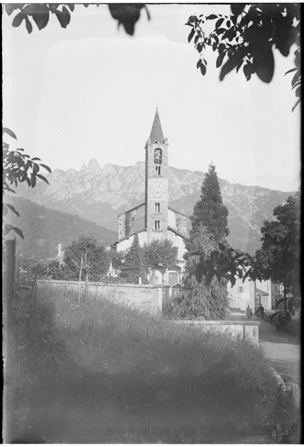 Veduta di Tesserete con la chiesa di S. Stefano e i Denti della Vecchia