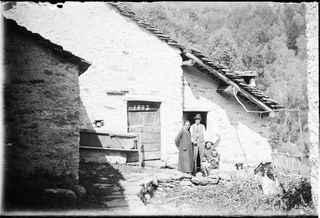 Gruppo in posa davanti ad una cascina a Gola di Lago