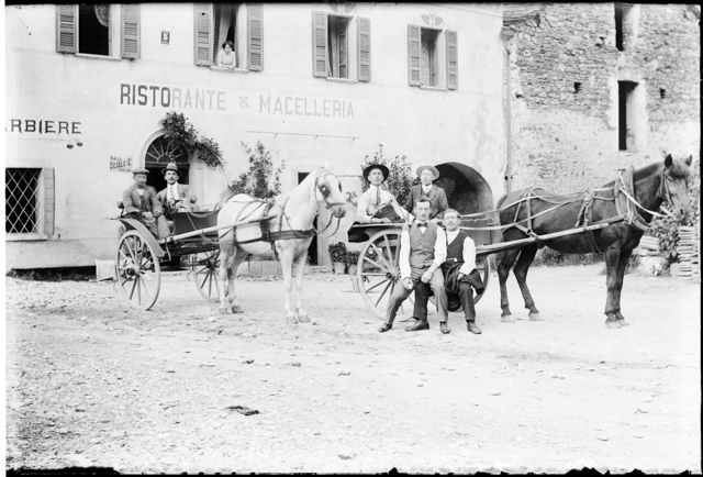 Gruppo di uomini in carrozza alla pensione Sorriso a Tesserete