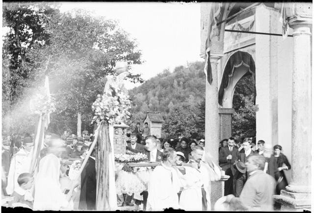 Arrivo di una processione al santuario della Madonna d'Ongero a Carona