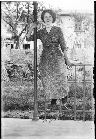 Ritratto di donna nel giardino del cinematografo Flora a Tesserete