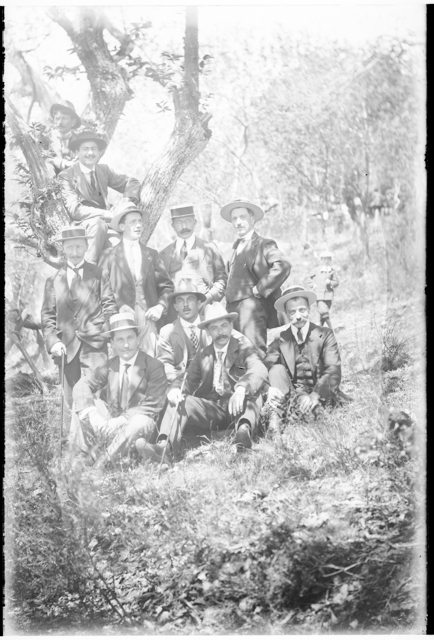 Gruppo di uomini in un prato