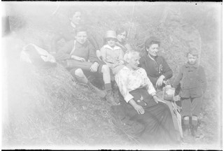 Gruppo in posa su di un prato