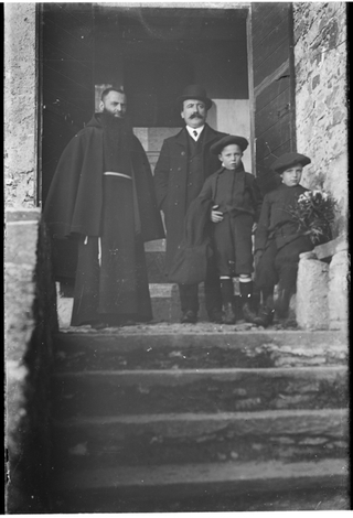 Uomo con due bambini e un frate al convento di Bigorio
