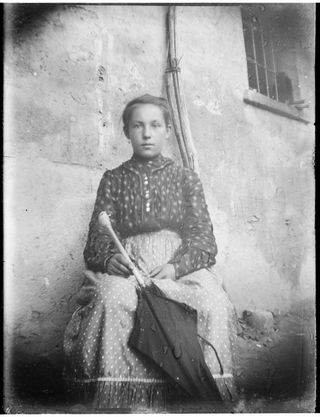 Bambina con ombrello