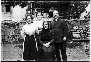 Ritratto di famiglia in giardino