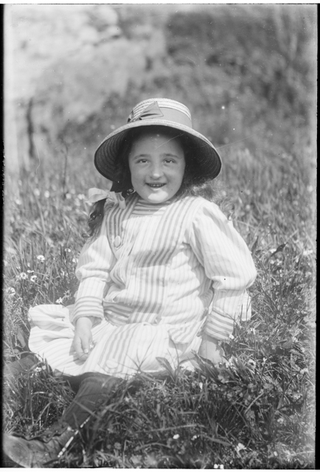 Ritratto di bambina su di un prato