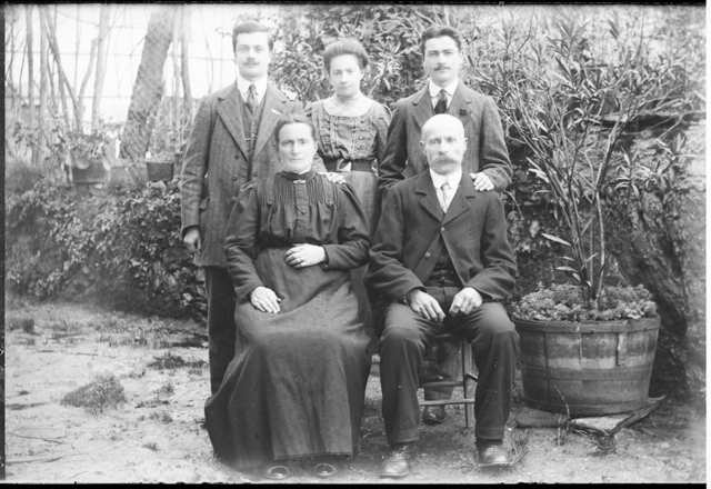 Ritratto di famiglia in giardino