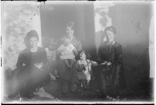 Ritratto delle sorelle Pellandini con tre bambini