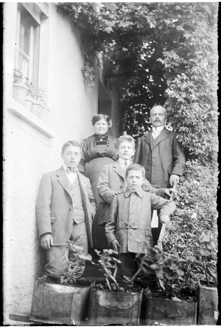 Ritratto di famiglia sulla porta di casa