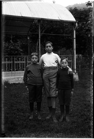Donna con bambini nel giardino del cinematografo Flora a Tesserete