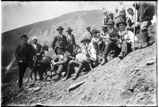 Gruppo di uomini in posa con capre