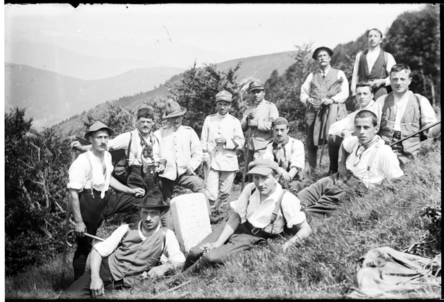 Gruppo di uomini in posa a (?)