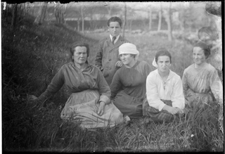 Famiglia Pellandini su di un prato