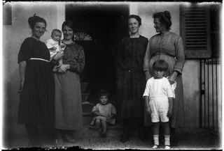 Famiglia Pellandini all'esterno di una casa