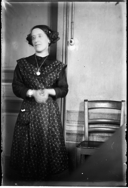 Ritratto di ragazza in un interno