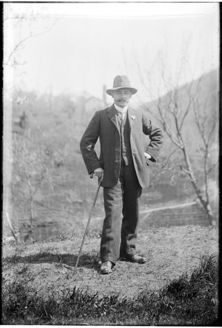 Ritratto di uomo con cappello e bastone