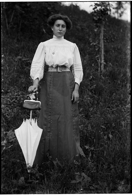 Ritratto di ragazza con ombrello e borsetta