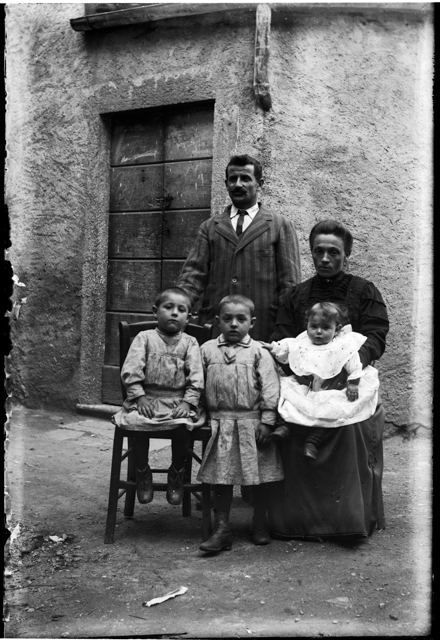 Ritratto di famiglia all'esterno di una casa