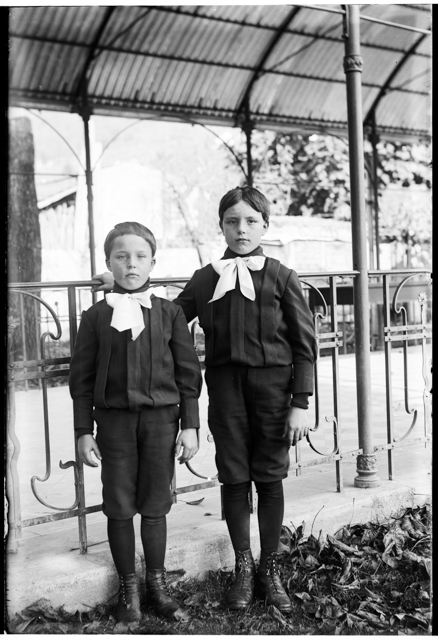 Ritratto di due bambini nel giardino del cinematografo Flora a Tesserete