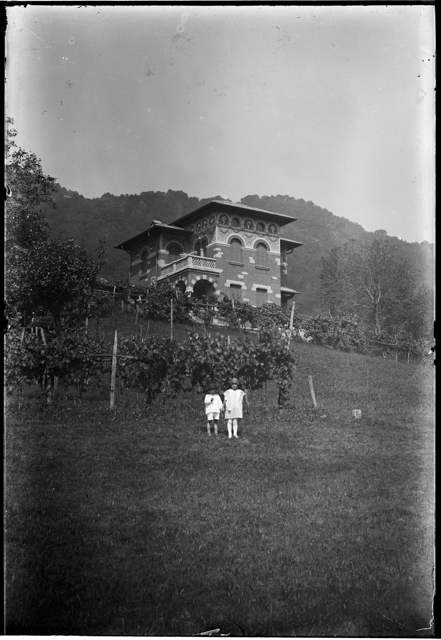 Bambini nel prato del terreno di casa Besomi in Biòlda