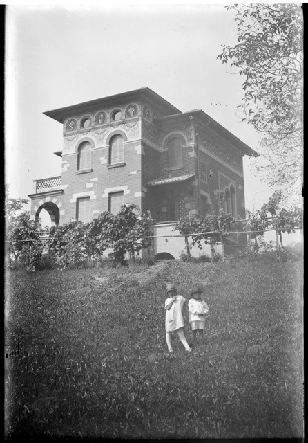 Bambini nel prato del terreno di casa Besomi in Biòlda