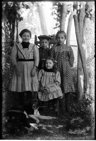 Ritratto di quattro bambini con un cane
