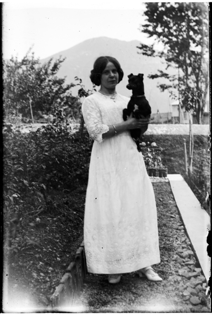 Ritratto di donna con cagnolino