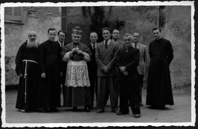 Gruppo in posa per la visita di Monsignor vescovo Jelmini a Sala