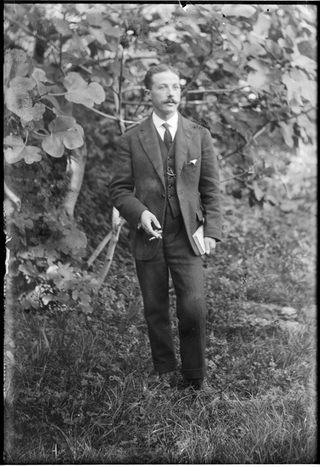 Ritratto di uomo in un prato