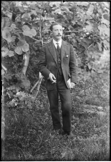 Ritratto di uomo in un prato