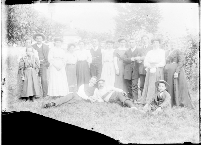 Ritratto di gruppo su di un prato