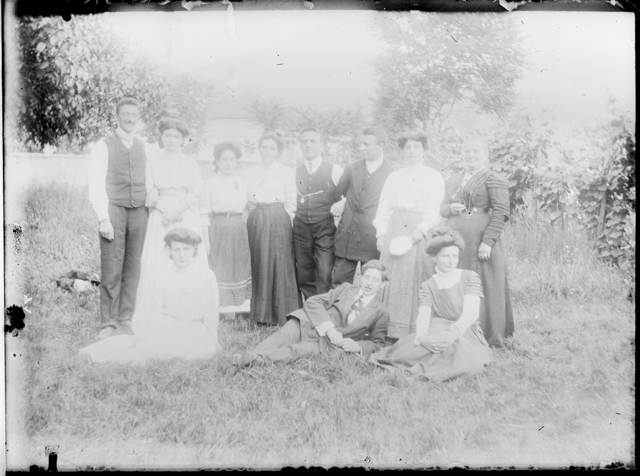 Ritratto di gruppo su di un prato