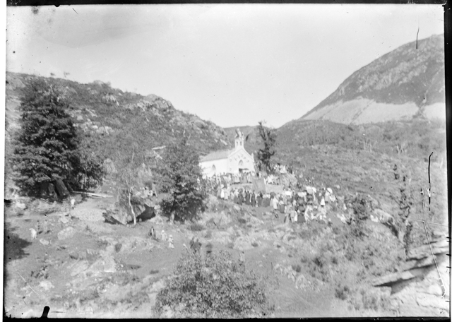 Fedeli riuniti all'oratorio della Madonna del Sasso sui monti di Brena a Gola di Lago