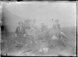 Gruppo di donne in posa su di un prato