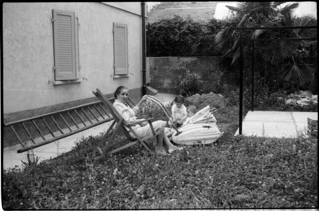 Ritratto di Anna Besomi in giardino con due bambini