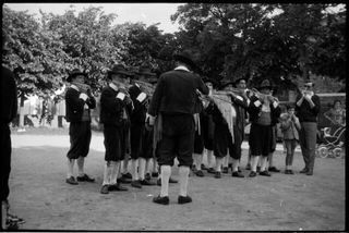 Suonatori di flauto di pan durante un'esibizione in un piazzale