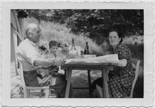 Amedeo ed Elina Balestra con il nipote Matteo durante un pranzo all'aperto al Montin