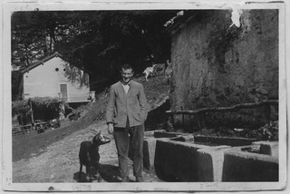 Elvezio Guerra accanto a una fontana all'alpe Bolla