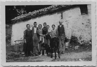 Ritratto della famiglia Guerra davanti a un rustico all'alpe Bolla