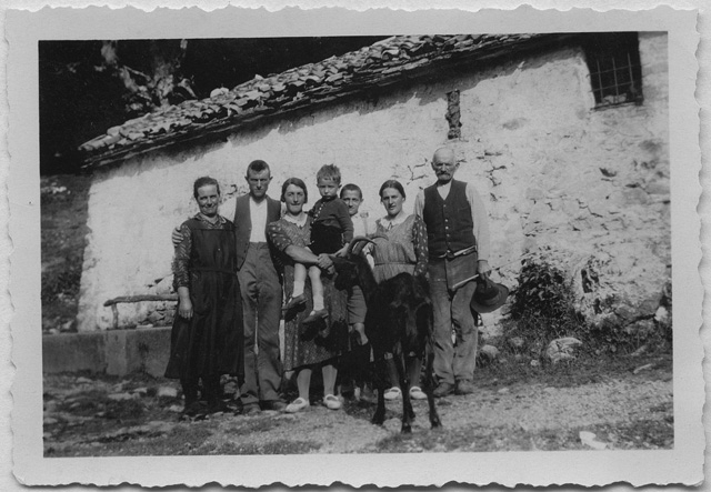 Ritratto della famiglia Guerra davanti a un rustico all'alpe Bolla