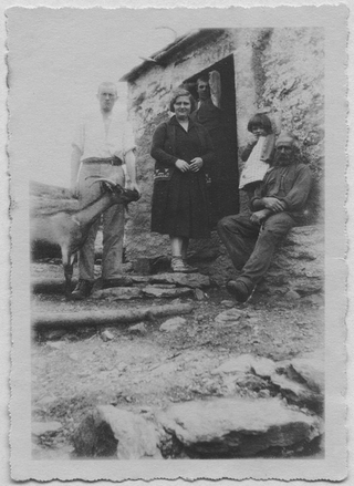 Famiglia in posa davanti a un rustico