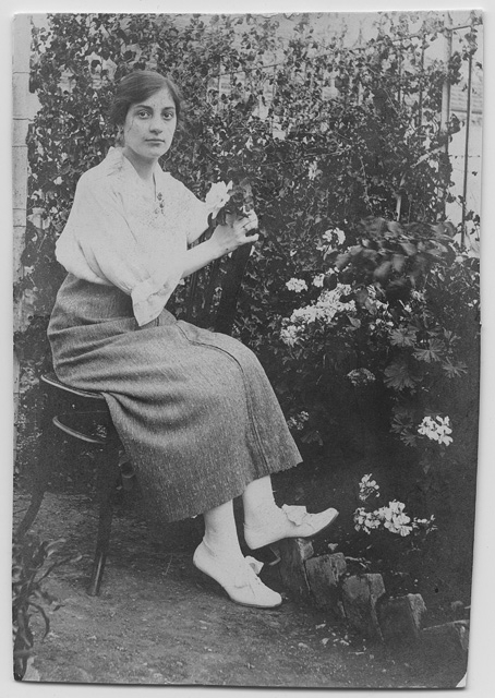 Ritratto di ragazza in un giardino