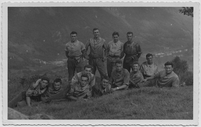 Commilitoni in posa su un prato